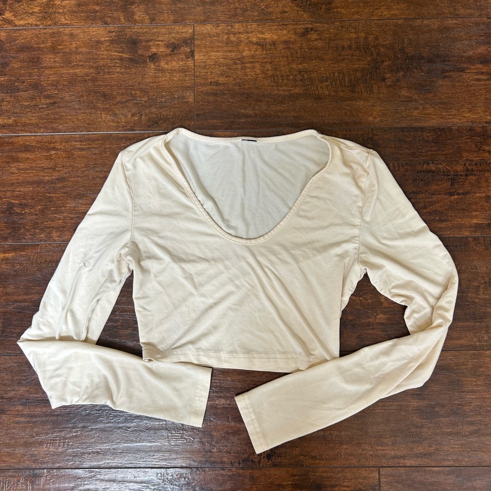 Women’s Cream Long-Sleeve Scoop Neck Crop Top